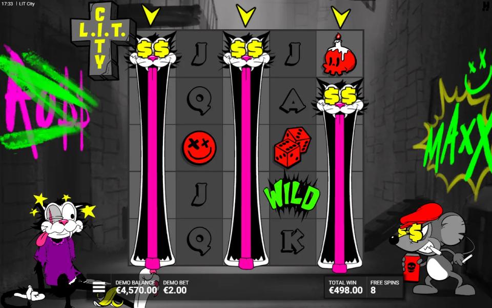 Three expanded Wild Cat symbols on activated reels marked with yellow arrows during the LIT City Maxx Bonus