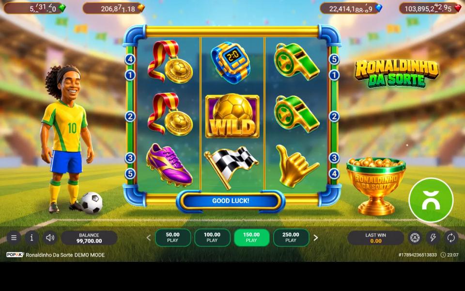 The golden WILD football in the centre of Ronaldinho Da Sorte's 3x3 grid, on three paylines and paying nothing